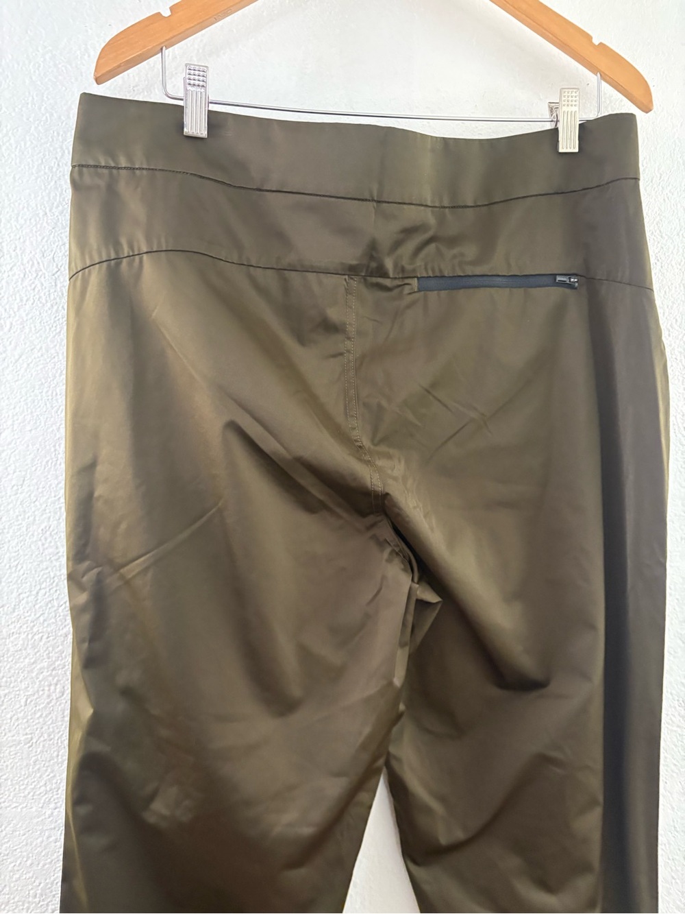 Athleta Radiant Jogger pants featuring ankle zippers shiny sateen finish size 14 - Picture 7 of 9